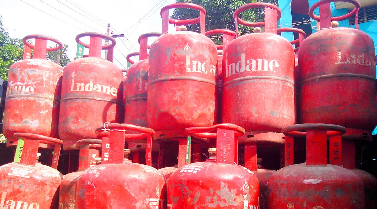 अक्टूबर में फिर पड़ी जनता पर महंगाई की मार, LPG के दाम में हुआ इजाफा, इतने रुपये बढ़ी कीमत अक्टूबर में फिर पड़ी जनता पर महंगाई की मार, LPG के दाम में हुआ इजाफा, इतने रुपये बढ़ी कीमत