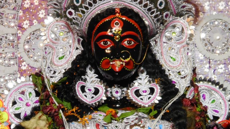 Diwali 2019: माँ काली दुष्टों की विनाशक और भक्तों की उपासक! क्यों होती है उनकी मध्य रात्रि में पूजा! जानें माता का दिव्य स्वरूप, पूजा एवं मंत्रों का विधान