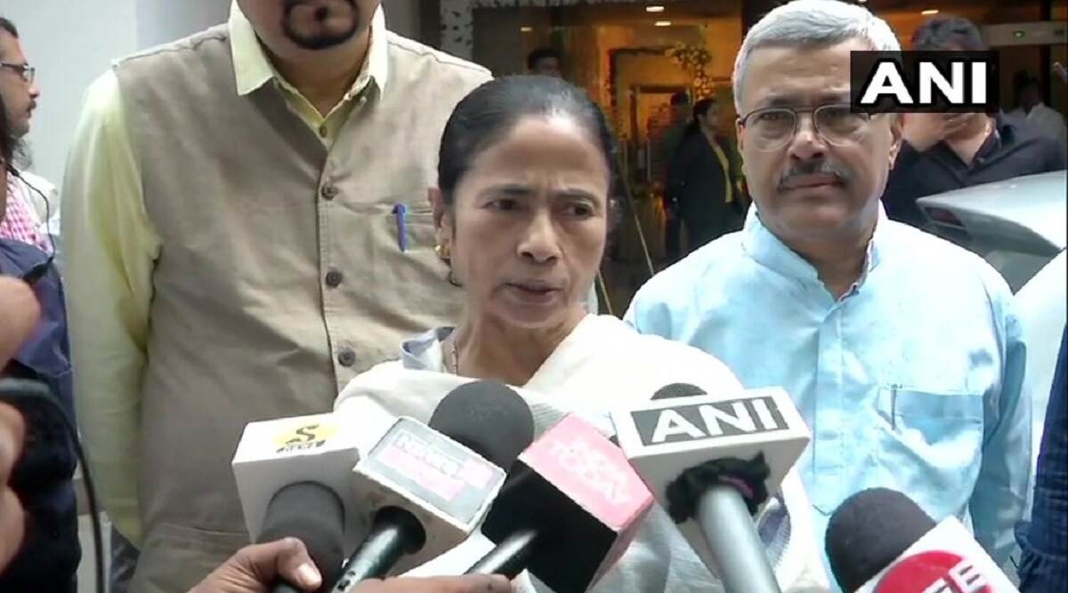 मोदी सरकार पर ममता बनर्जी का बड़ा हमला, कहा- यूरोपीय यूनियन के सांसद कश्मीर दौरे पर थे, इनती सुरक्षा के बीच मजदूर कैसे मारे गए मोदी सरकार पर ममता बनर्जी का बड़ा हमला, कहा- यूरोपीय यूनियन के सांसद कश्मीर दौरे पर थे, इनती सुरक्षा के बीच मजदूर कैसे मारे गए
