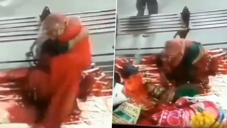 उत्तर प्रदेश: मुरादाबाद बस स्टैंड पर मां के पास सो रही 8 महीने की बच्ची का अपहरण, पूरी घटना सीसीटीवी में कैद, देखें वीडियो उत्तर प्रदेश: मुरादाबाद बस स्टैंड पर मां के पास सो रही 8 महीने की बच्ची का अपहरण, पूरी घटना सीसीटीवी में कैद, देखें वीडियो