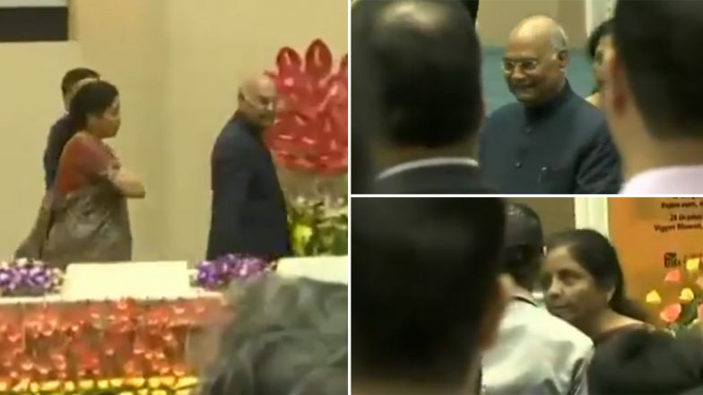 राष्ट्रगान के दौरान बेहोश होकर गिरी महिला सुरक्षाकर्मी, राष्ट्रपति रामनाथ कोविंद और निर्मला सीतारमण ने प्रोटोकॉल तोड़कर जाना हाल चाल; देखें वीडियो