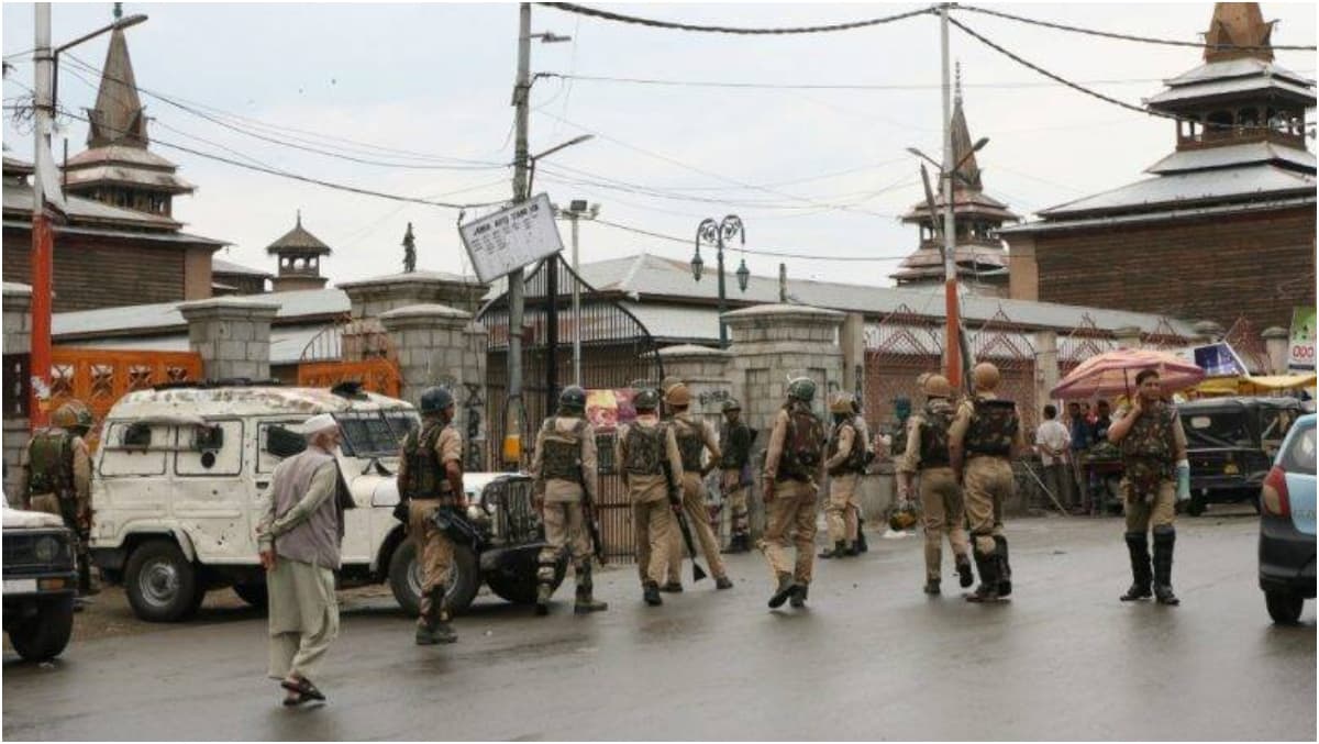 कश्मीर में प्रदर्शनकारियों और सुरक्षाबालों के बीच हुई हिंसक झड़प, 4 घायल, श्रीनगर बंद कश्मीर में प्रदर्शनकारियों और सुरक्षाबालों के बीच हुई हिंसक झड़प, 4 घायल, श्रीनगर बंद
