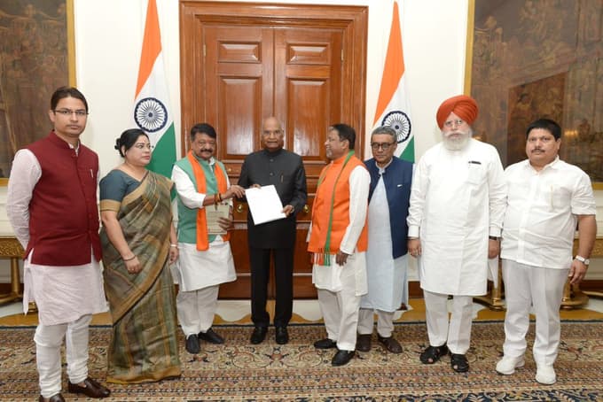 मुर्शिदाबाद हत्याकांड: बीजेपी की उच्चस्तरीय प्रतिनिधिमंडल ने राष्ट्रपति रामनाथ कोविंद से की मुलाकात, मामले में हस्तक्षेप करने की मांग की मुर्शिदाबाद हत्याकांड: बीजेपी की उच्चस्तरीय प्रतिनिधिमंडल ने राष्ट्रपति रामनाथ कोविंद से की मुलाकात, मामले में हस्तक्षेप करने की मांग की