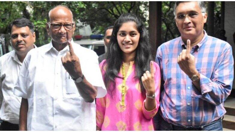 महाराष्ट्र विधानसभा चुनाव 2019: एनसीपी प्रमुख शरद पवार ने डाला वोट, लोगों से की लोकतांत्रिक अधिकार का इस्तेमाल करने की अपील महाराष्ट्र विधानसभा चुनाव 2019: एनसीपी प्रमुख शरद पवार ने डाला वोट, लोगों से की लोकतांत्रिक अधिकार का इस्तेमाल करने की अपील