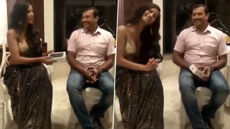 Video: हॉट मॉडल पूनम पांडे ने धनतेरस पर फैन को गिफ्ट किया I Phone 11, ये थी बड़ी वजह