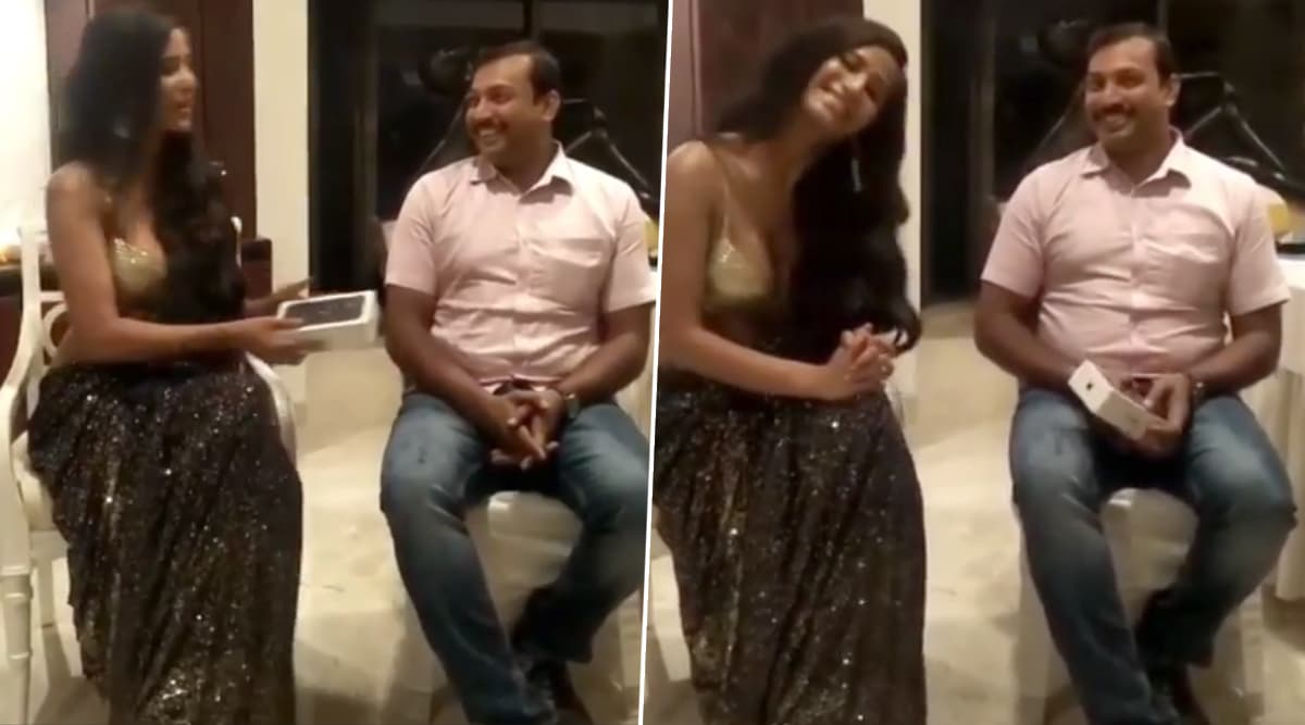 Video: हॉट मॉडल पूनम पांडे ने धनतेरस पर फैन को गिफ्ट किया I Phone 11, ये थी बड़ी वजह Video: हॉट मॉडल पूनम पांडे ने धनतेरस पर फैन को गिफ्ट किया I Phone 11, ये थी बड़ी वजह