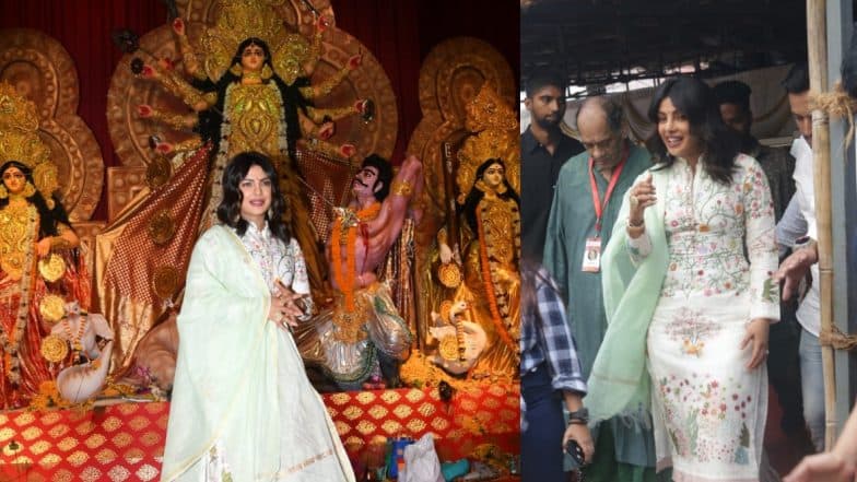 फिल्म द स्काई इज पिंक का प्रमोशन कर रही प्रियंका चोपड़ा पहुंची मां दुर्गा के दर पर, कामयाबी की मांगी दुआ फिल्म द स्काई इज पिंक का प्रमोशन कर रही प्रियंका चोपड़ा पहुंची मां दुर्गा के दर पर, कामयाबी की मांगी दुआ