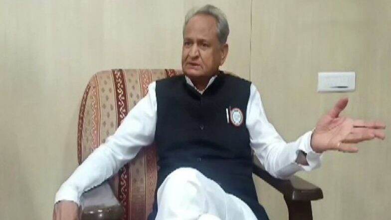 राजस्थान के मुख्यमंत्री अशोक गहलोत ने कहा- घूंघट का जमाना गया राजस्थान के मुख्यमंत्री अशोक गहलोत ने कहा- घूंघट का जमाना गया