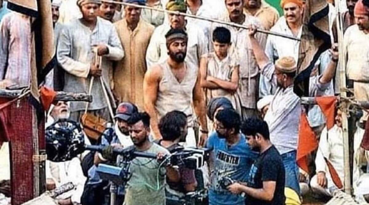 फिल्म शमशेरा के सेट से रणबीर कपूर का लुक आया सामने, पहली नजर में पहचान पाना मुश्किल फिल्म शमशेरा के सेट से रणबीर कपूर का लुक आया सामने, पहली नजर में पहचान पाना मुश्किल
