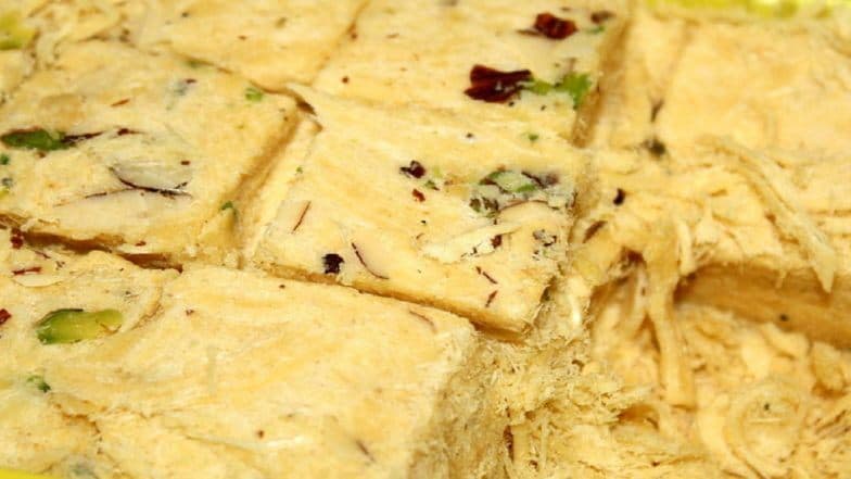 दिवाली 2019: 40 क्विंटल घटिया सोन पापड़ी खाद्य सुरक्षा विभाग ने शाहजहांपुर में की जब्त, रात होते ही माफिया ने कर दिया हाथ साफ दिवाली 2019: 40 क्विंटल घटिया सोन पापड़ी खाद्य सुरक्षा विभाग ने शाहजहांपुर में की जब्त, रात होते ही माफिया ने कर दिया हाथ साफ