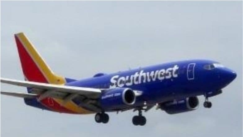 Southwest Airlines के टॉयलेट में दो पायलट कैमरा छिपाकर कर रहे थे लाइव स्ट्रीमिंग, कॉकपिट में गई फ्लाइट अटेंडेंट ने मामला किया दर्ज Southwest Airlines के टॉयलेट में दो पायलट कैमरा छिपाकर कर रहे थे लाइव स्ट्रीमिंग, कॉकपिट में गई फ्लाइट अटेंडेंट ने मामला किया दर्ज