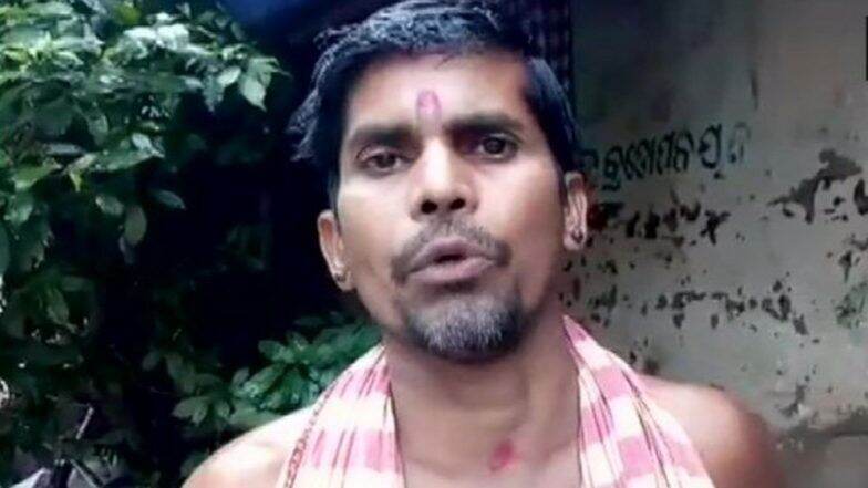 विजयादशमी पर लोगों के सिर पर पैर रखकर आशीर्वाद देता है ओडिशा का यह पुजारी, देखें Video विजयादशमी पर लोगों के सिर पर पैर रखकर आशीर्वाद देता है ओडिशा का यह पुजारी, देखें Video