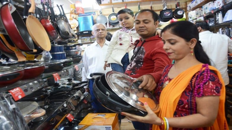 उत्तर प्रदेश: उपचुनावों के दौरान लखनऊ में कारोबार चला रही दुकानों पर लगा जुर्माना उत्तर प्रदेश: उपचुनावों के दौरान लखनऊ में कारोबार चला रही दुकानों पर लगा जुर्माना
