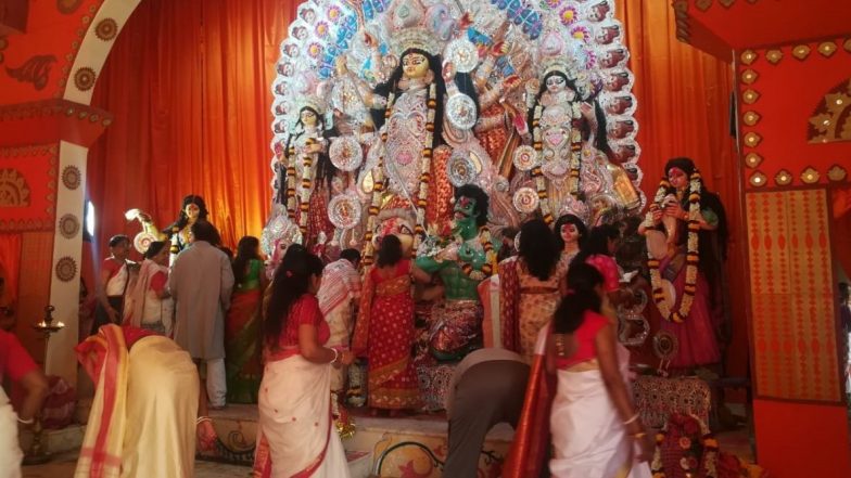 Bijoya Dashami 2019: नवरात्रि के दसवें दिन अपने मायके से ससुराल जाती हैं मां दुर्गा, जानिए बंगाली समुदाय के लोग कैसे मनाते हैं बिजोया दशमी का पर्व