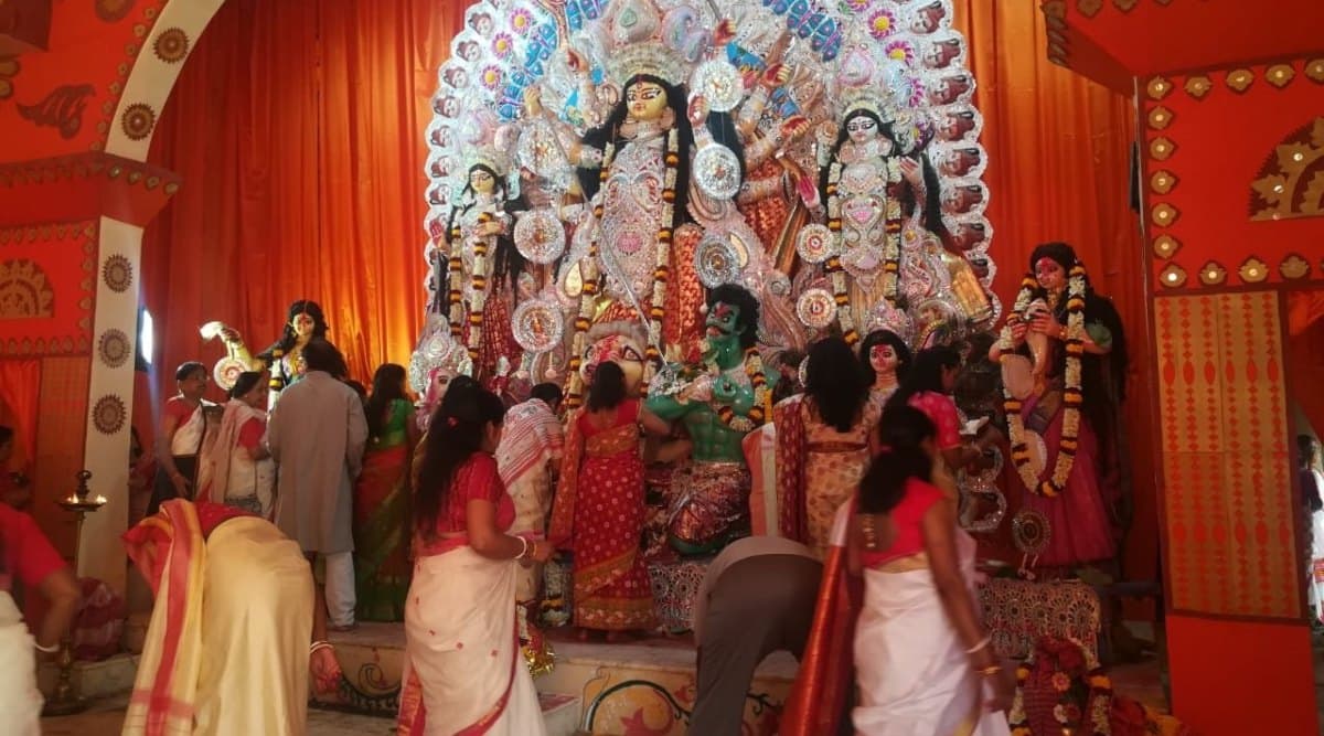 Bijoya Dashami 2019: नवरात्रि के दसवें दिन अपने मायके से ससुराल जाती हैं मां दुर्गा, जानिए बंगाली समुदाय के लोग कैसे मनाते हैं बिजोया दशमी का पर्व Bijoya Dashami 2019: नवरात्रि के दसवें दिन अपने मायके से ससुराल जाती हैं मां दुर्गा, जानिए बंगाली समुदाय के लोग कैसे मनाते हैं बिजोया दशमी का पर्व