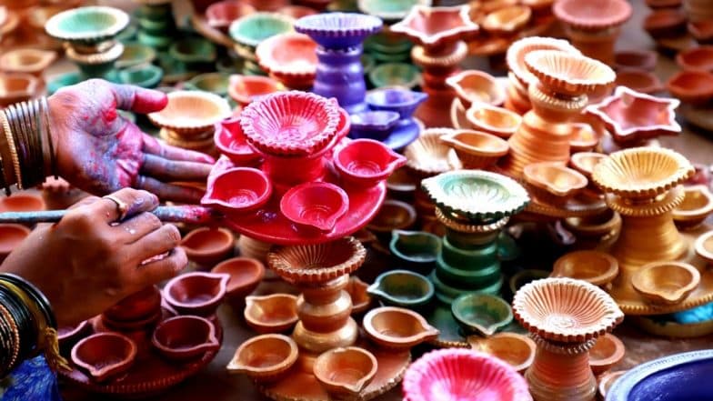 Diwali 2019: संयुक्त अरब अमीरात में दिवाली की तैयारियां जोरों पर, खरीदारी के लिए निकले लोग Diwali 2019: संयुक्त अरब अमीरात में दिवाली की तैयारियां जोरों पर, खरीदारी के लिए निकले लोग