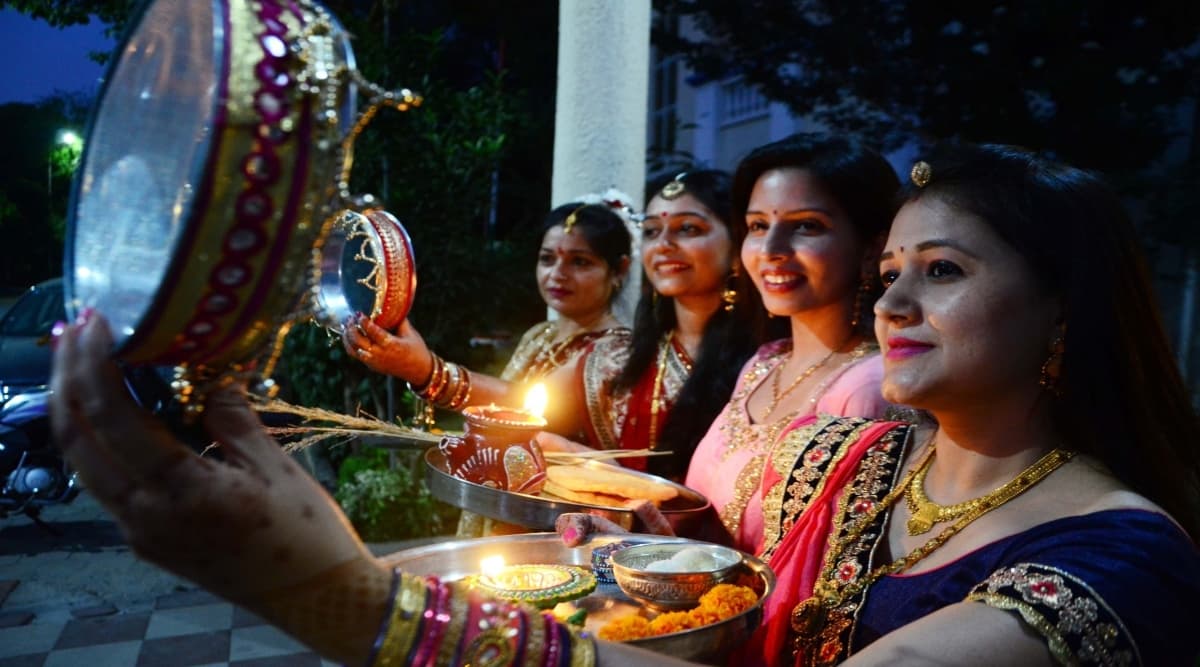 Karwa Chauth 2019: उत्तर प्रदेश के इस गांव में महिलाएं नहीं रखती हैं करवा चौथ का व्रत, जानिए वजह Karwa Chauth 2019: उत्तर प्रदेश के इस गांव में महिलाएं नहीं रखती हैं करवा चौथ का व्रत, जानिए वजह
