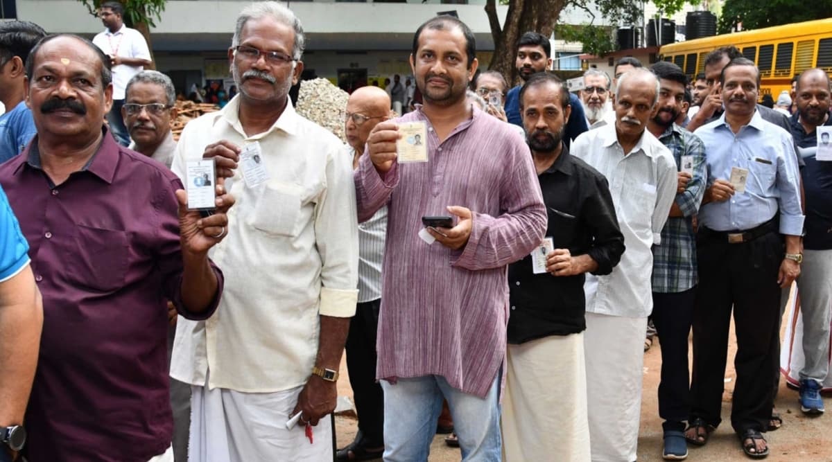 केरल विधानसभा चुनाव 2019: बारिश के बावजूद मतदान केंद्रों पर पहुंच रहे हैं लोग, वोटिंग जारी केरल विधानसभा चुनाव 2019: बारिश के बावजूद मतदान केंद्रों पर पहुंच रहे हैं लोग, वोटिंग जारी