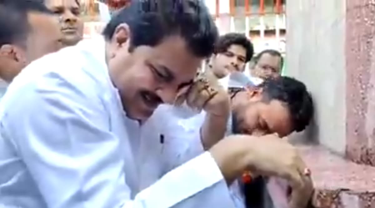 महात्मा गांधी की जयंती पर फफक-फफककर रोए सपा नेता फिरोज खान, देखें वायरल वीडियो महात्मा गांधी की जयंती पर फफक-फफककर रोए सपा नेता फिरोज खान, देखें वायरल वीडियो