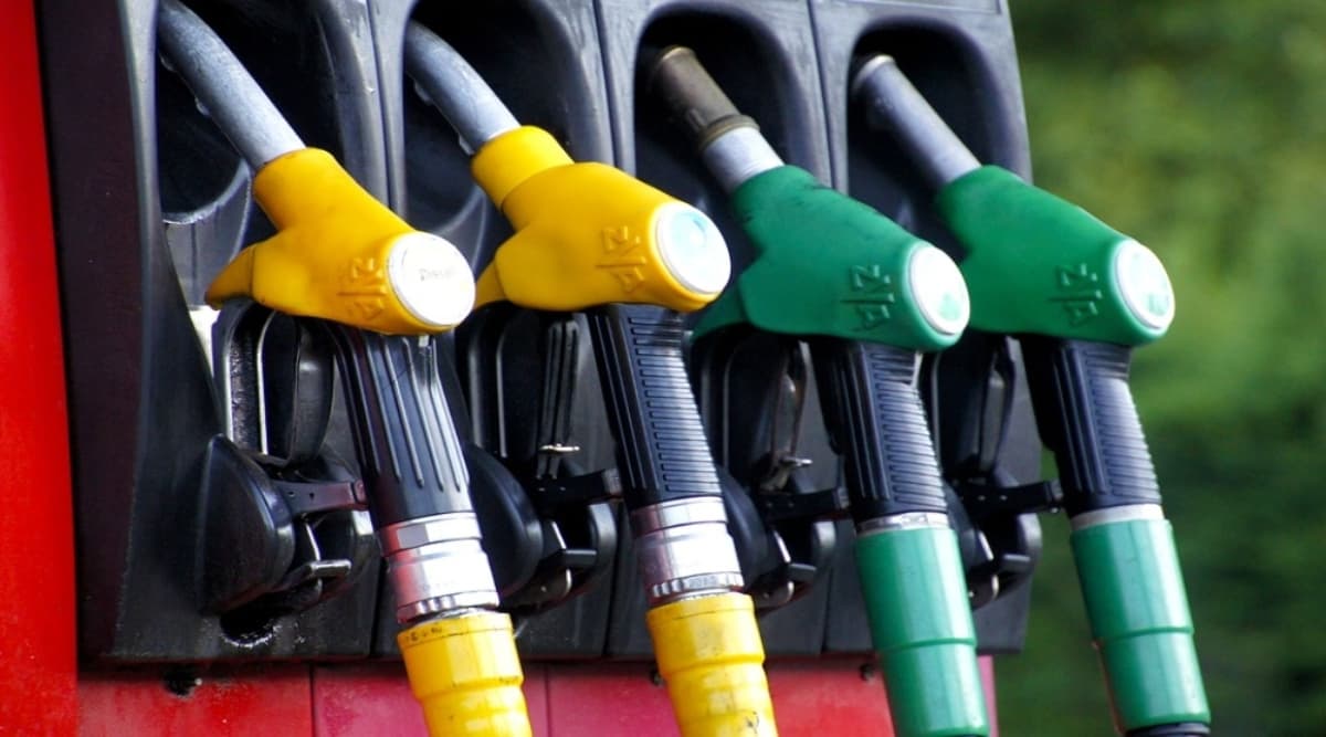 Petrol and Diesel Price Today: पेट्रोल और डीजल की कीमतों में लगातार दूसरे दिन हुआ इजाफा, जानें क्या है आपके प्रमुख शहरों के दाम