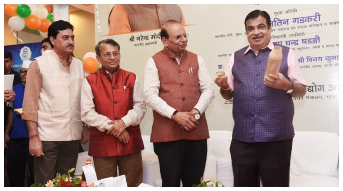 मोदी सरकार की अनोखी पहल, गाय के गोबर से बनाया गया साबुन- बांस से बनी पानी की बोतलें मोदी सरकार की अनोखी पहल, गाय के गोबर से बनाया गया साबुन- बांस से बनी पानी की बोतलें