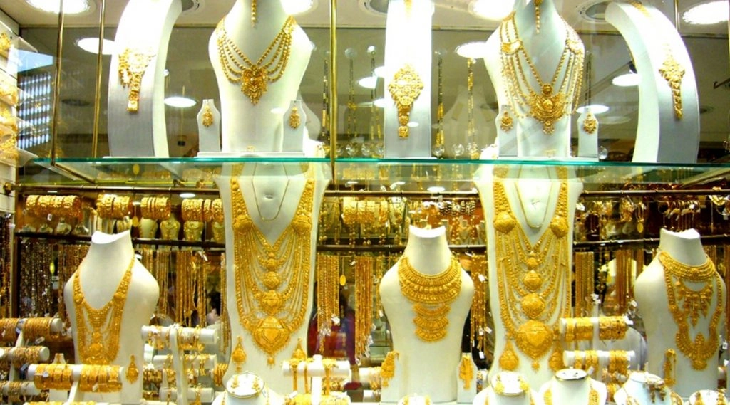 सोने और चांदी के दामों में लगातार गिरावट, यहां पढ़ें 22 से 24 कैरेट सोने के ताजा प्राइज की पूरी लिस्ट  