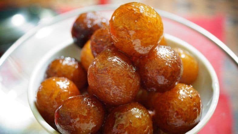 Karwa Chauth 2019 Special Sweets: पारंपरिक मीठे पकवानों के बिना अधूरा है करवा चौथ का त्योहार, देखें इन 5 स्वादिष्ट मीठी चीजों को बनाने की आसान विधि Karwa Chauth 2019 Special Sweets: पारंपरिक मीठे पकवानों के बिना अधूरा है करवा चौथ का त्योहार, देखें इन 5 स्वादिष्ट मीठी चीजों को बनाने की आसान विधि