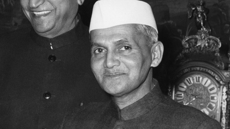Lal Bahadur Shastri 54th Death Anniversary 2020: गुदड़ी के लाल कहे जानेवाले लाल बहादुर शास्त्री जी ने चपरासी से थप्पड़ खाकर भी क्यों लगाया गले? जानें जिंदगी से जुड़ी कुछ प्रेरक बातें