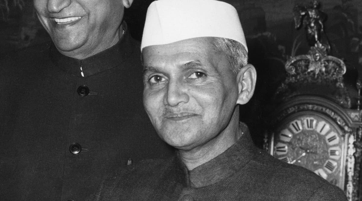 Lal Bahadur Shastri 54th Death Anniversary 2020: गुदड़ी के लाल कहे जानेवाले लाल बहादुर शास्त्री जी ने चपरासी से थप्पड़ खाकर भी क्यों लगाया गले? जानें जिंदगी से जुड़ी कुछ प्रेरक बातें Lal Bahadur Shastri 54th Death Anniversary 2020: गुदड़ी के लाल कहे जानेवाले लाल बहादुर शास्त्री जी ने चपरासी से थप्पड़ खाकर भी क्यों लगाया गले? जानें जिंदगी से जुड़ी कुछ प्रेरक बातें