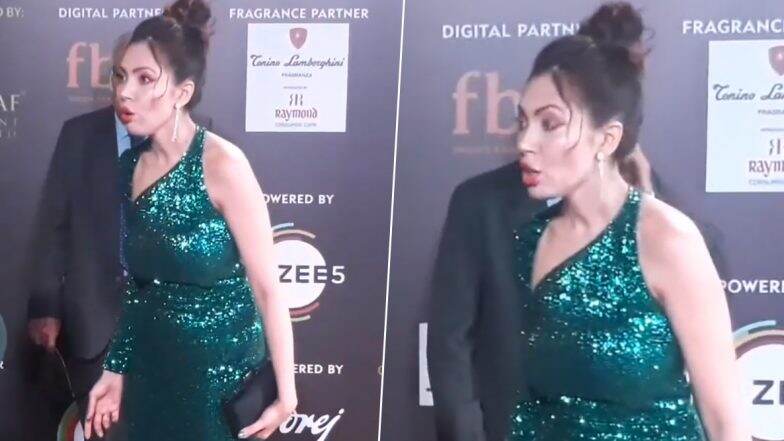 'तारक मेहता' शो की बबिता जी ने सिक्योरिटी गार्ड को सरेआम फटकारा, रेड कारपेट पर हो गई थी ये बड़ी गलती, देखें Video 'तारक मेहता' शो की बबिता जी ने सिक्योरिटी गार्ड को सरेआम फटकारा, रेड कारपेट पर हो गई थी ये बड़ी गलती, देखें Video