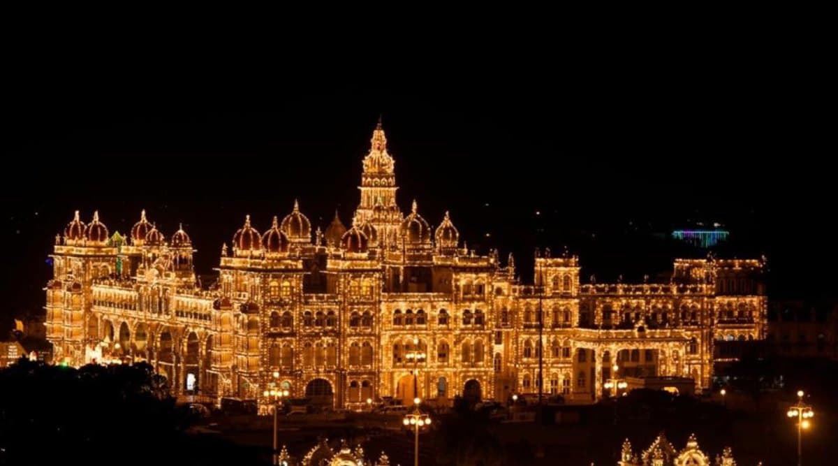 Dussehra 2019: दुनिया का सबसे भव्य और दिव्य है मैसूर का शाही दशहरा, जिसे देखने के लिए दुनियाभर से आते हैं पर्यटक Dussehra 2019: दुनिया का सबसे भव्य और दिव्य है मैसूर का शाही दशहरा, जिसे देखने के लिए दुनियाभर से आते हैं पर्यटक