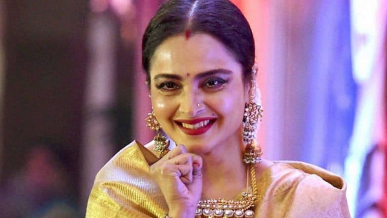 जन्मदिन विशेष: 65 साल की उम्र में भी बरकरार है रेखा की खूबसूरती का जलवा, ये है उनकी सुंदरता का राज जन्मदिन विशेष: 65 साल की उम्र में भी बरकरार है रेखा की खूबसूरती का जलवा, ये है उनकी सुंदरता का राज