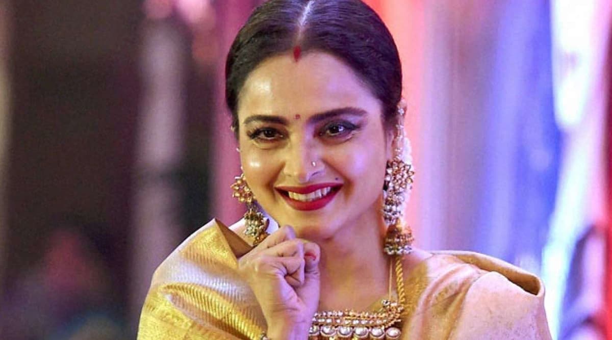 जन्मदिन विशेष: 65 साल की उम्र में भी बरकरार है रेखा की खूबसूरती का जलवा, ये है उनकी सुंदरता का राज जन्मदिन विशेष: 65 साल की उम्र में भी बरकरार है रेखा की खूबसूरती का जलवा, ये है उनकी सुंदरता का राज