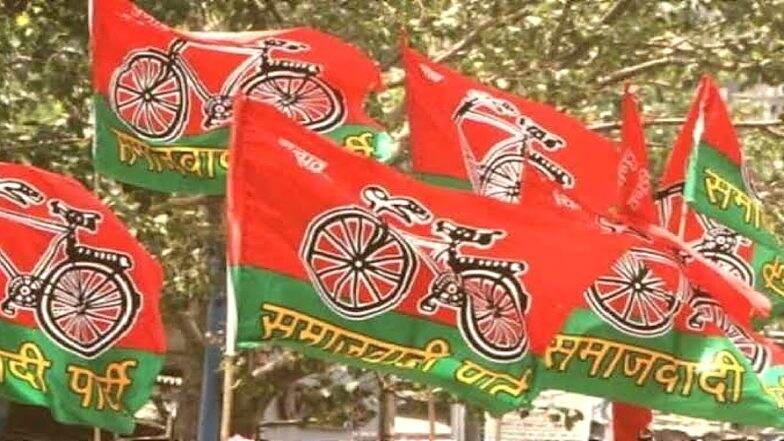 पूर्व सांसद रमाकांत यादव समाजवादी पार्टी में हुए शामिल, एसपी कार्यकर्ताओं ने किया स्वागत पूर्व सांसद रमाकांत यादव समाजवादी पार्टी में हुए शामिल, एसपी कार्यकर्ताओं ने किया स्वागत