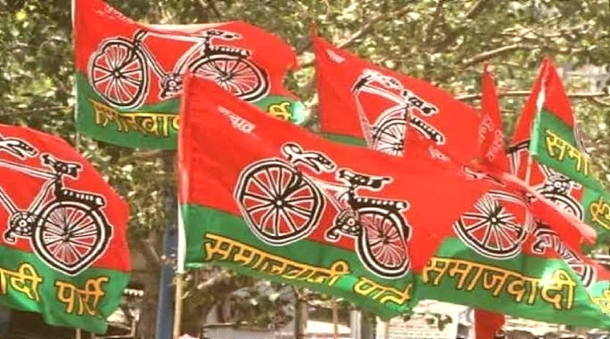 पूर्व सांसद रमाकांत यादव समाजवादी पार्टी में हुए शामिल, एसपी कार्यकर्ताओं ने किया स्वागत पूर्व सांसद रमाकांत यादव समाजवादी पार्टी में हुए शामिल, एसपी कार्यकर्ताओं ने किया स्वागत