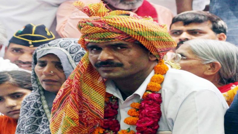 बर्खास्त बीएसएफ कांस्टेबल तेज बहादुर यादव ने जननायक जनता पार्टी से दिया इस्तीफा