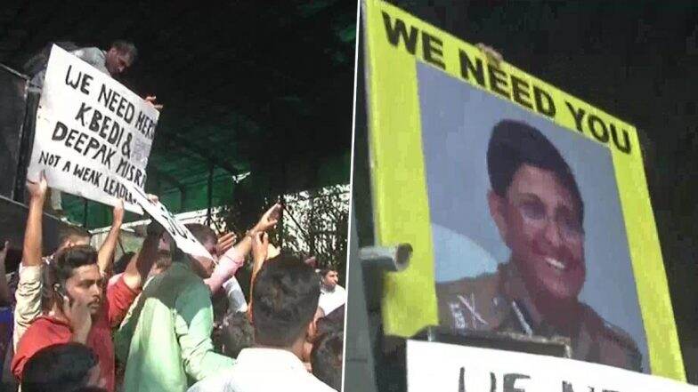 तीस हजारी कोर्ट हिंसा: दिल्ली पुलिस मुख्यालय के बाहर प्रदर्शन जारी, पुलिसकर्मियों ने लगाए नारे 'हमारा CP कैसा हो, किरण बेदी जैसा हो’ तीस हजारी कोर्ट हिंसा: दिल्ली पुलिस मुख्यालय के बाहर प्रदर्शन जारी, पुलिसकर्मियों ने लगाए नारे 'हमारा CP कैसा हो, किरण बेदी जैसा हो’
