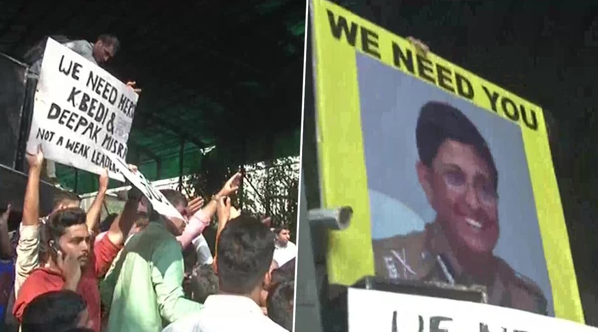 तीस हजारी कोर्ट हिंसा: दिल्ली पुलिस मुख्यालय के बाहर प्रदर्शन जारी, पुलिसकर्मियों ने लगाए नारे 'हमारा CP कैसा हो, किरण बेदी जैसा हो’ तीस हजारी कोर्ट हिंसा: दिल्ली पुलिस मुख्यालय के बाहर प्रदर्शन जारी, पुलिसकर्मियों ने लगाए नारे 'हमारा CP कैसा हो, किरण बेदी जैसा हो’