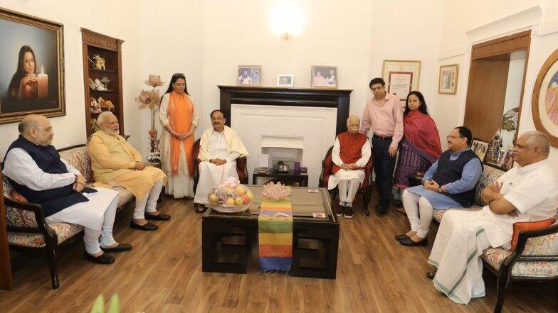 92 के हुए लाल कृष्ण आडवाणी, PM मोदी, अमित शाह और उपराष्ट्रपति वेंकैया नायडू ने मुलाकात कर दी बधाई 92 के हुए लाल कृष्ण आडवाणी, PM मोदी, अमित शाह और उपराष्ट्रपति वेंकैया नायडू ने मुलाकात कर दी बधाई