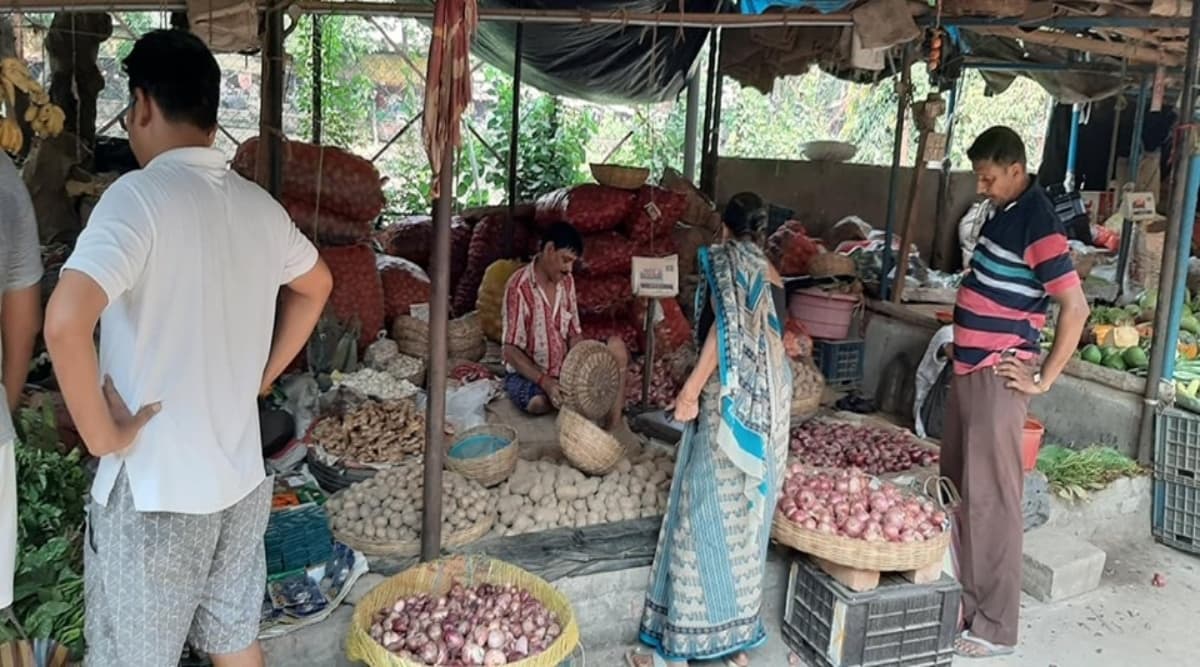 Onion Price: राजधानी दिल्ली में 100 रुपये किलो हुआ प्याज, 50 फीसदी टूटा थोक भाव