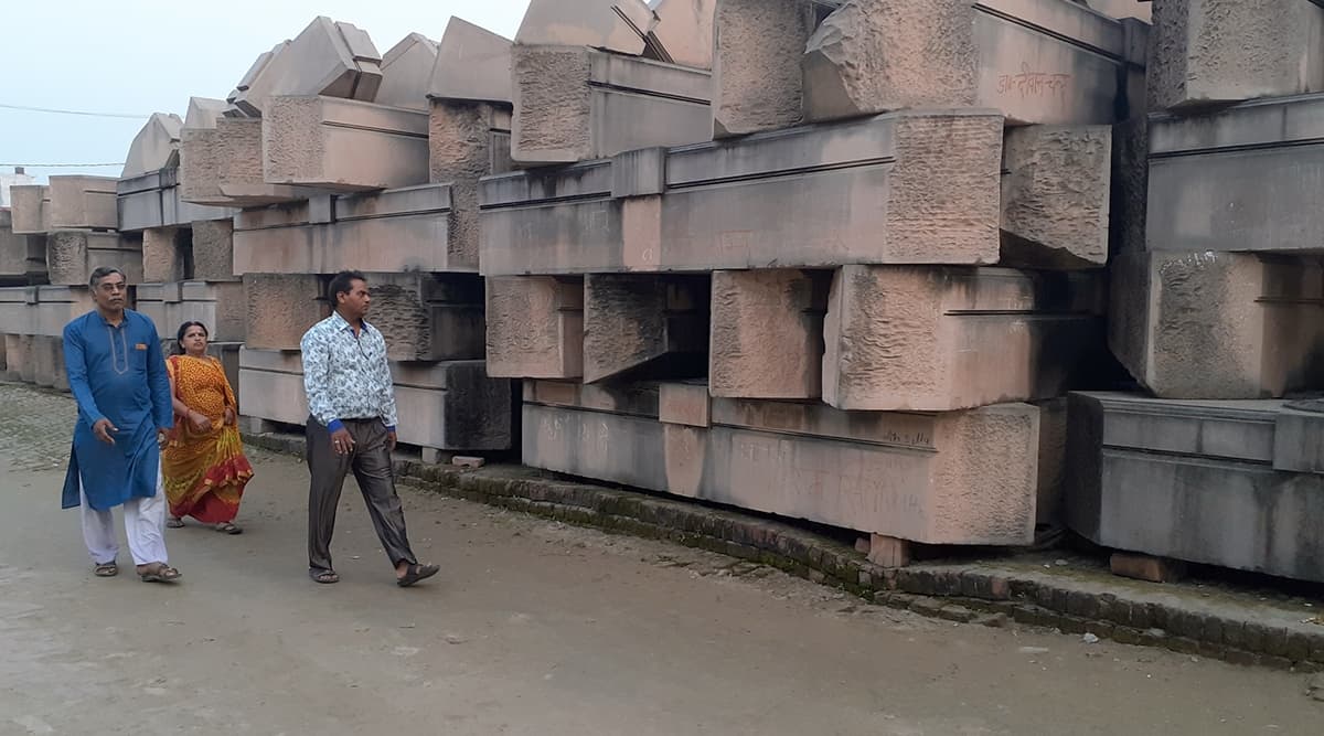 उत्तर प्रदेश: राम मंदिर के लिए तय किए स्थल को समतल करने के दौरान मिलीं शिवलिंग और मूर्तियां उत्तर प्रदेश: राम मंदिर के लिए तय किए स्थल को समतल करने के दौरान मिलीं शिवलिंग और मूर्तियां