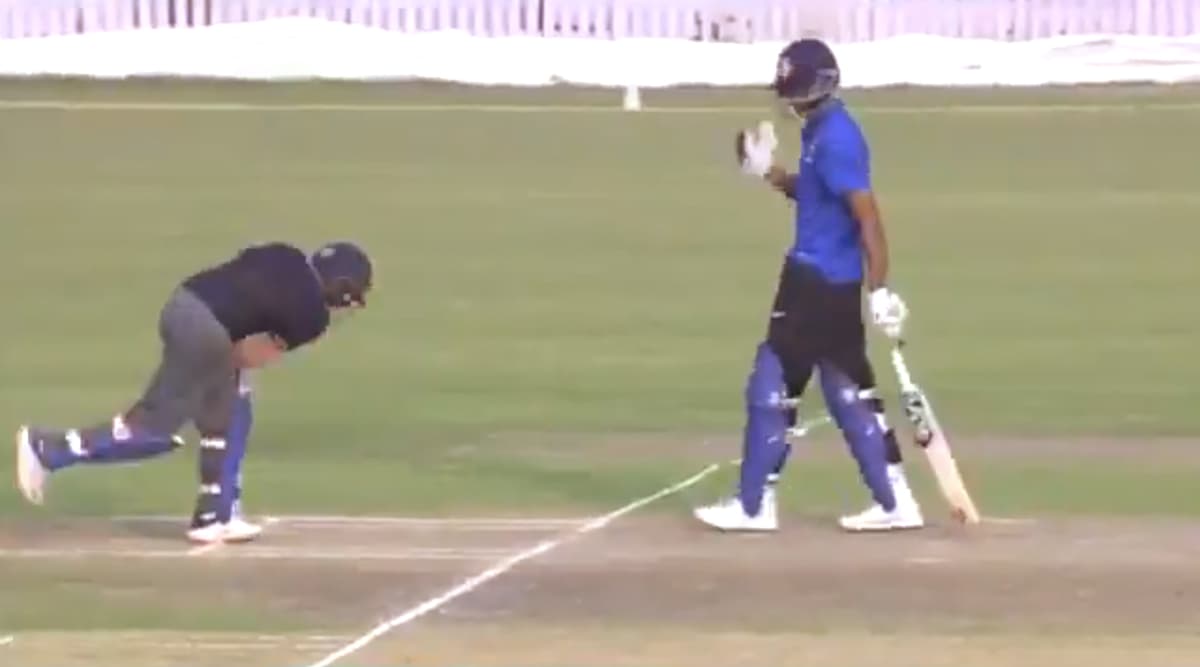 Deodhar Trophy: जयदेव उनादकट को विकेट पर लापरवाही दिखानी पड़ी महंगी, पार्थिव पटेल ने चालाकी से किया रन आउट Deodhar Trophy: जयदेव उनादकट को विकेट पर लापरवाही दिखानी पड़ी महंगी, पार्थिव पटेल ने चालाकी से किया रन आउट