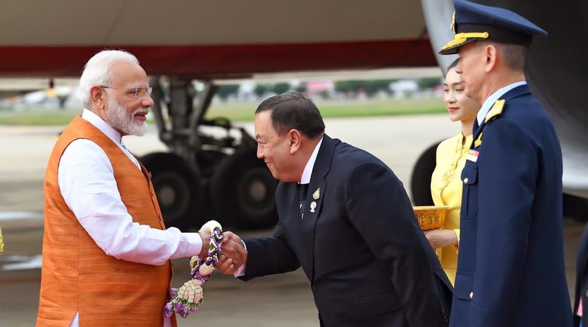 थाईलैंड पहुंचे पीएम मोदी, 'हाउडी मोदी' के बाद अब बैंकॉक में 'Sawasdee PM Modi'कार्यक्रम को करेंगे संबोधित थाईलैंड पहुंचे पीएम मोदी, 'हाउडी मोदी' के बाद अब बैंकॉक में 'Sawasdee PM Modi'कार्यक्रम को करेंगे संबोधित