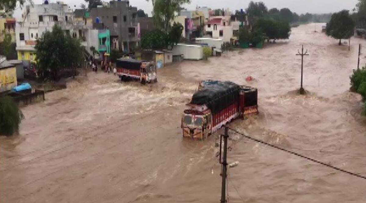 महाराष्ट्र: नासिक में भारी बारिश से बनें बाढ़ के हालात, देखें तस्वीर महाराष्ट्र: नासिक में भारी बारिश से बनें बाढ़ के हालात, देखें तस्वीर