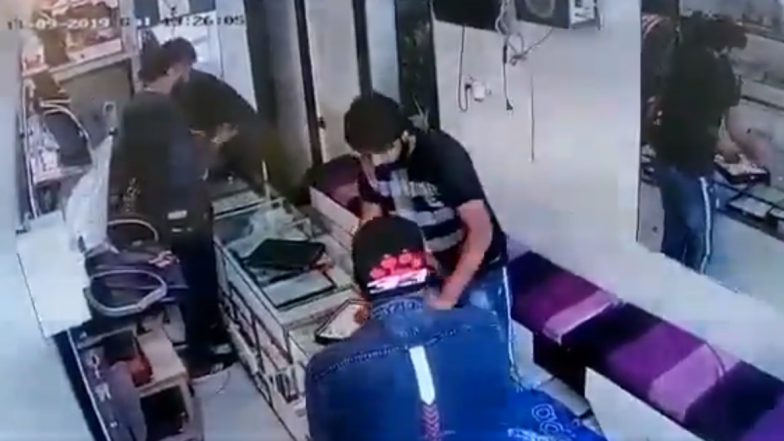 दिल्ली में अपराधियों के हौसले बुलंद, हाई अलर्ट के बीच दिनदहाड़े डकैती कर लाखों की ज्वेलरी लेकर भागे: देखें VIDEO