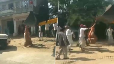 राजस्थान: जालोर के एक गांव की सरपंच रेखा देवी चढ़ीं जेसीबी मशीन पर, देखें वायरल वीडियो