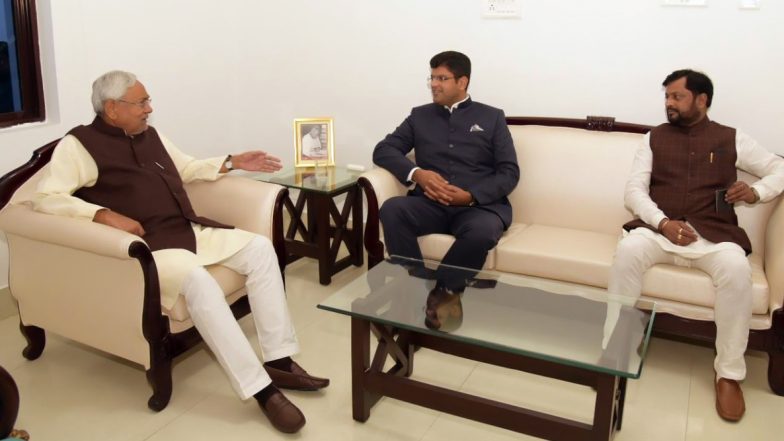 हरियाणा के उपमुख्यमंत्री दुष्यंत चौटाला ने बिहार के मुख्यमंत्री नीतीश कुमार से उनके आवास पर की मुलाकात, देखें तस्वीरें