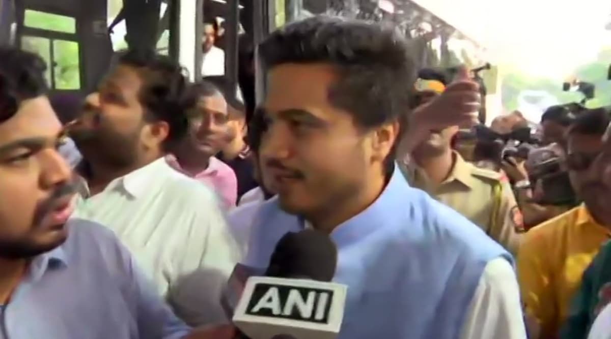 अजीत पवार की घर वापसी पर बोले रोहित पवार, कहा- हम खुश हैं कि वे वापस आ गए हैं अजीत पवार की घर वापसी पर बोले रोहित पवार, कहा- हम खुश हैं कि वे वापस आ गए हैं