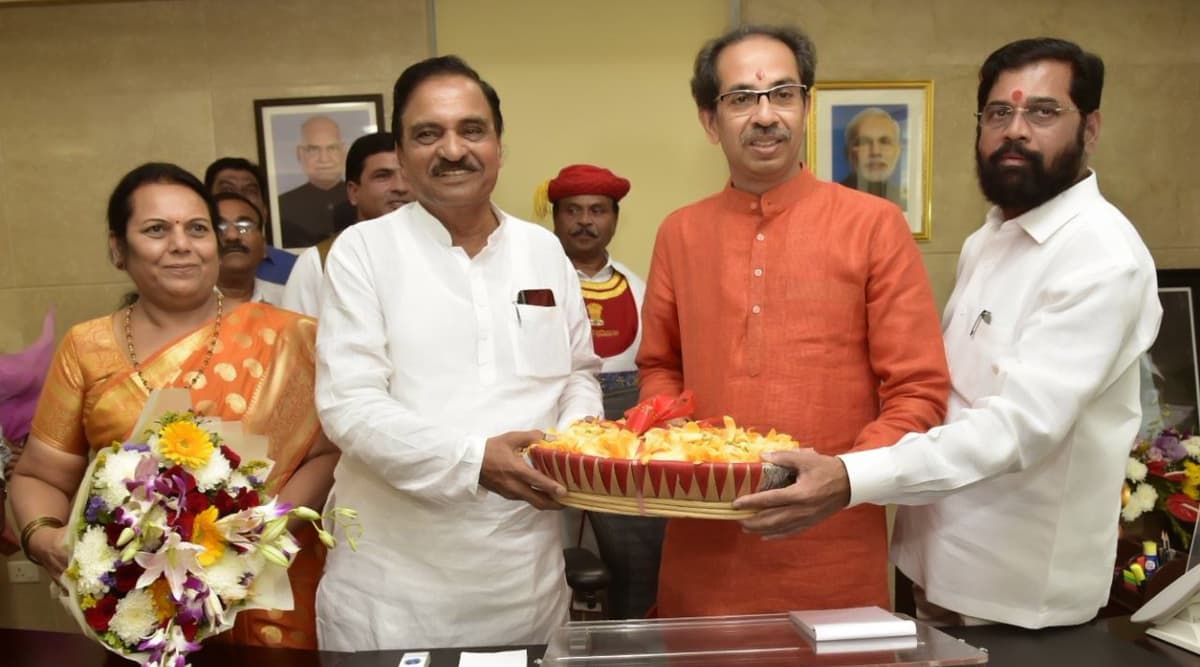 उद्धव ठाकरे ने महाराष्ट्र के मुख्यमंत्री पद का कार्यभार संभाला, शनिवार को साबित करना होगा बहुमत उद्धव ठाकरे ने महाराष्ट्र के मुख्यमंत्री पद का कार्यभार संभाला, शनिवार को साबित करना होगा बहुमत