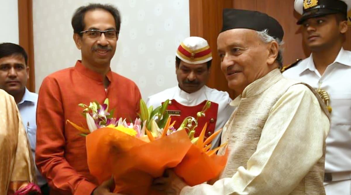 महाराष्ट्र: उद्धव ठाकरे और मंत्रियों ने शपथ से पहले लिए अपने नेताओं के नाम, राज्यपाल भगत सिंह कोश्यारी ने जताई आपत्ति महाराष्ट्र: उद्धव ठाकरे और मंत्रियों ने शपथ से पहले लिए अपने नेताओं के नाम, राज्यपाल भगत सिंह कोश्यारी ने जताई आपत्ति